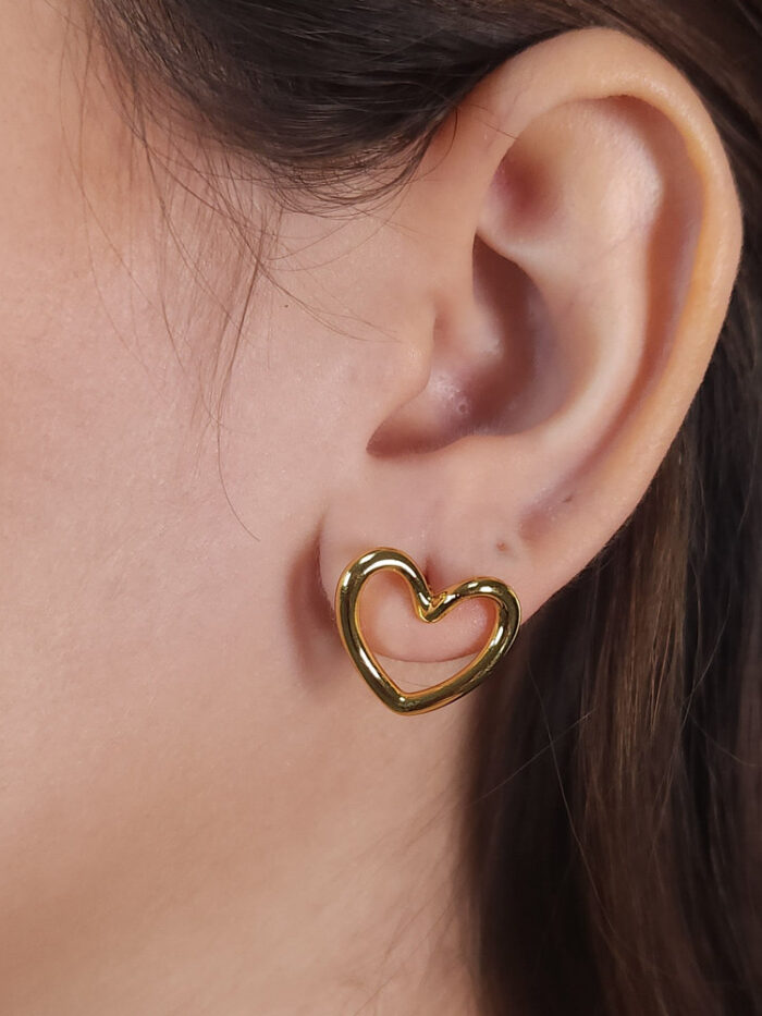 Brinco coração ondulado
