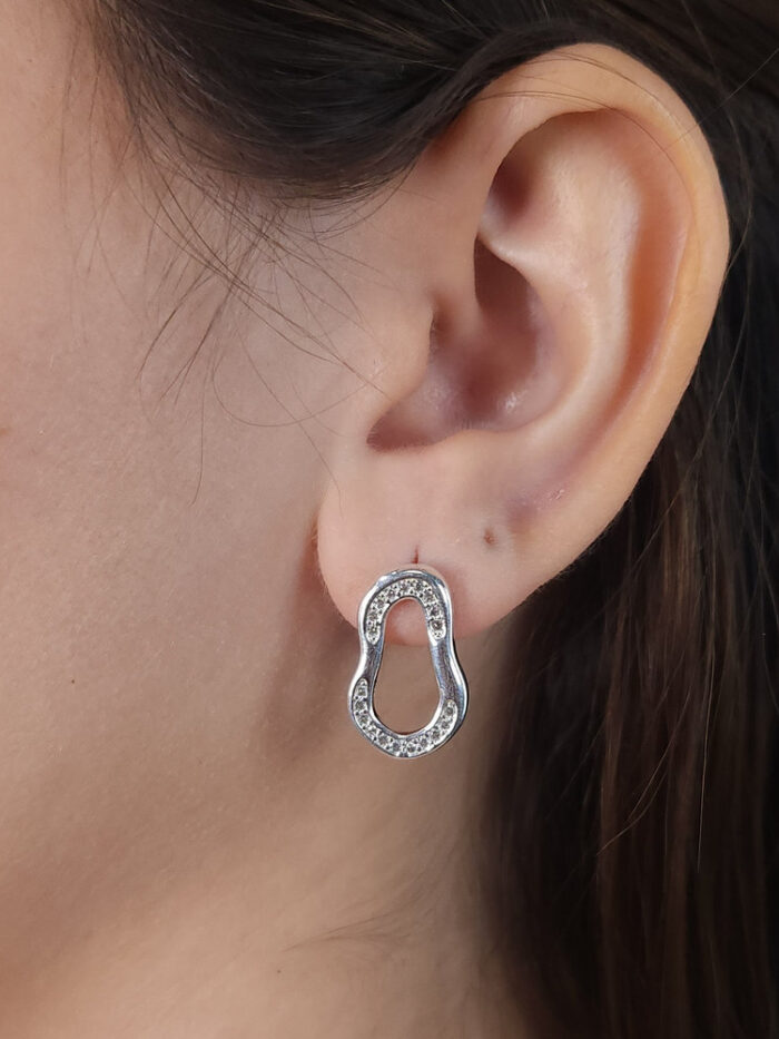 Brinco orgânico com pedrinhas cristal