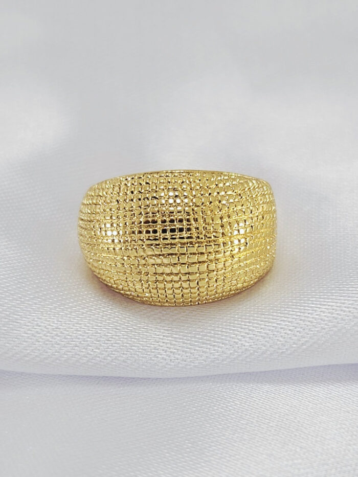 Anel boleado com detalhe fosco