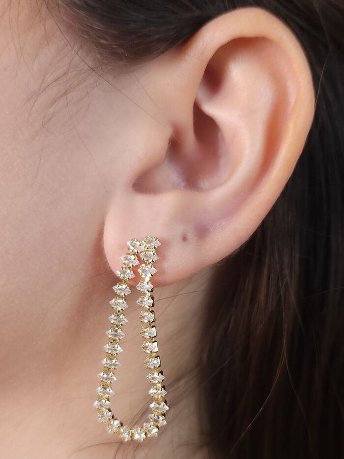 Brinco riviera  estilo gota com detalhe cristais