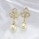 Brinco trevo coraçaõ com pingente de pérola