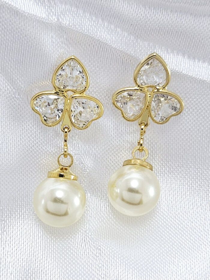 Brinco trevo coraçaõ com pingente de pérola