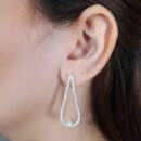 Brinco fio em strass cristal com formato de gota