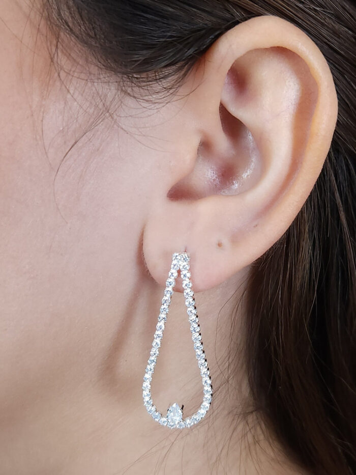 Brinco fio em strass cristal com formato de gota