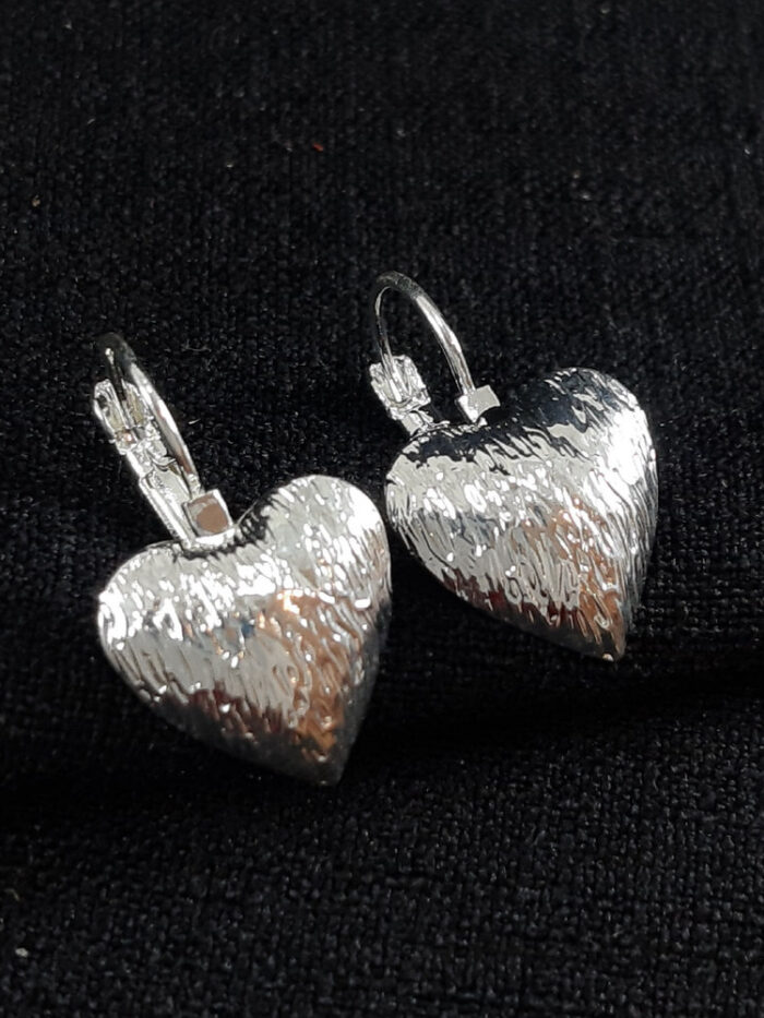 Brinco gancho com coração trabalhado