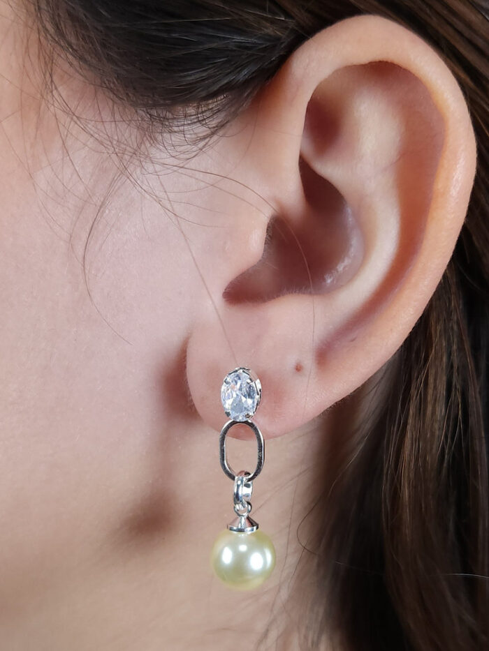 Brinco com zircônia fixa e elo vazado com pérola pendurada