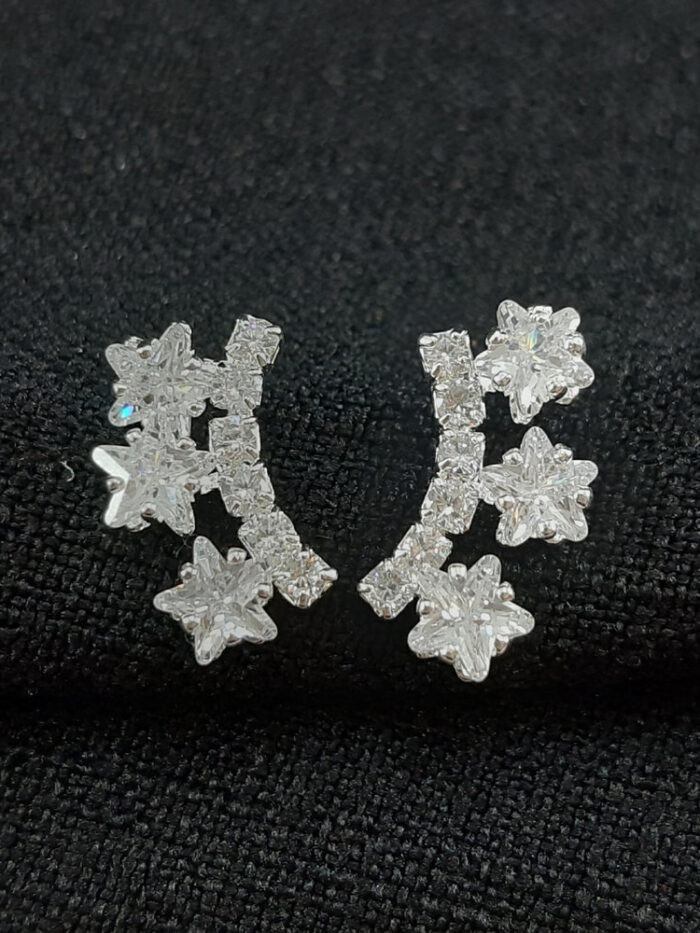 Brinco fio riviera com detalhe em estrela