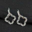 Brinco formato trevo detalhe cristal cravejado