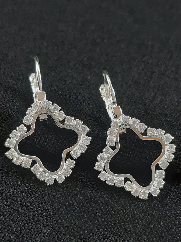 Brinco formato trevo detalhe cristal cravejado