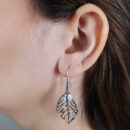 Brinco gancho com folha lisa