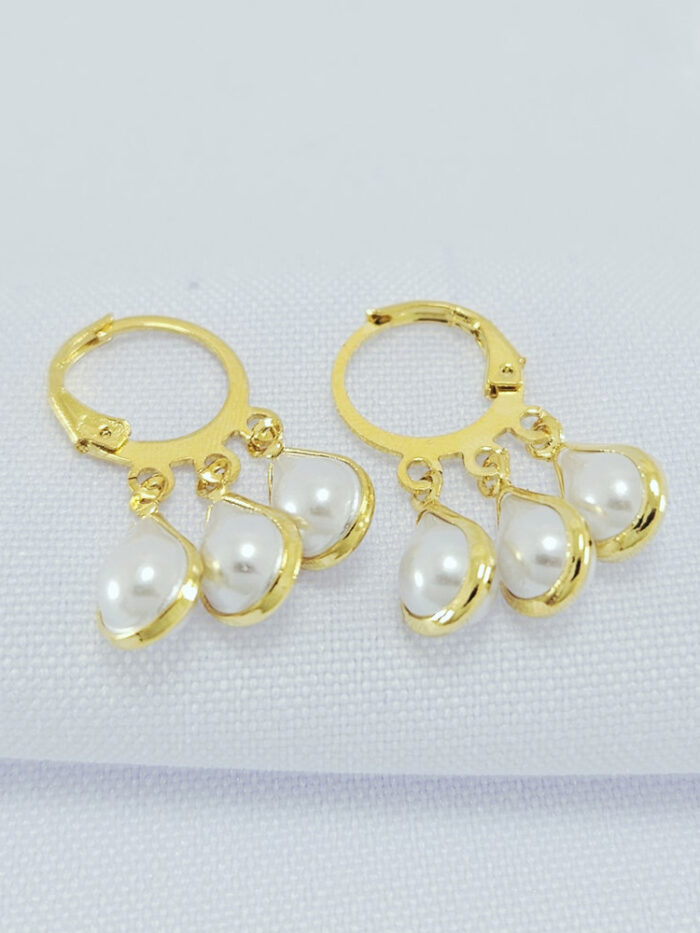 Argola trio de perolas estilo gota