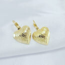 Brinco gancho de pressão coração detalhado