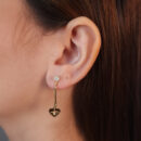 Brinco fio longo estilo coração e ponto de luz