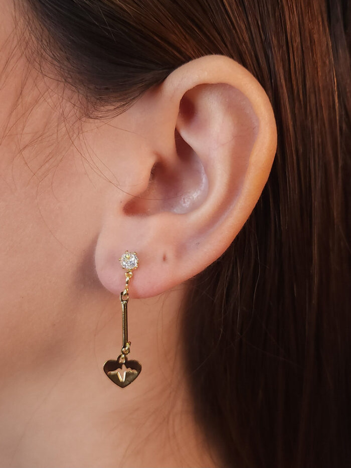 Brinco fio longo estilo coração e ponto de luz