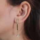 Brinco com base alongada estilo canudo e fio com coração pendurado