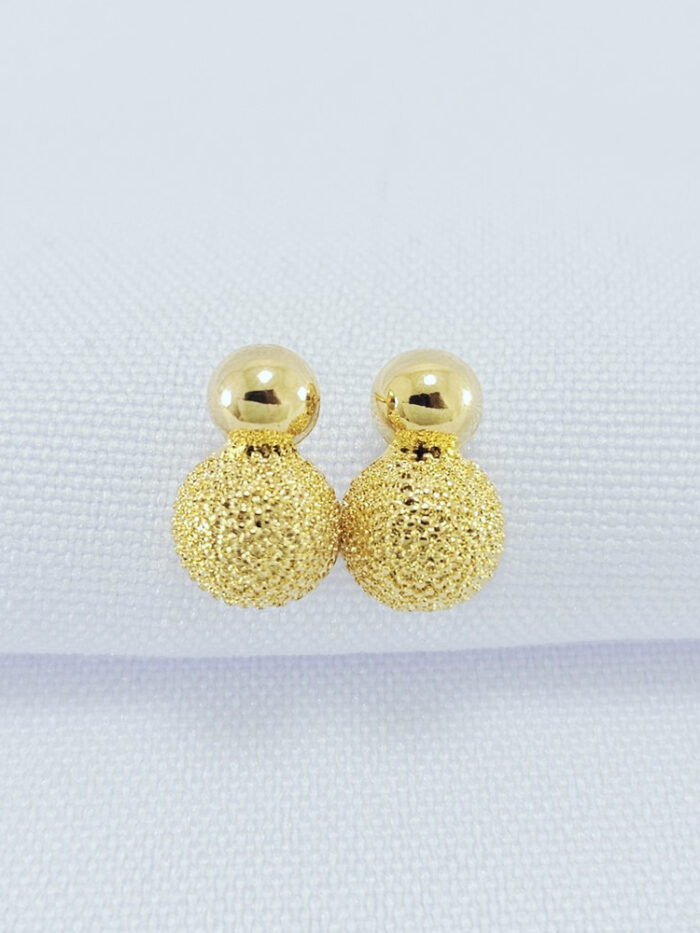 Brinco detalhado redondo