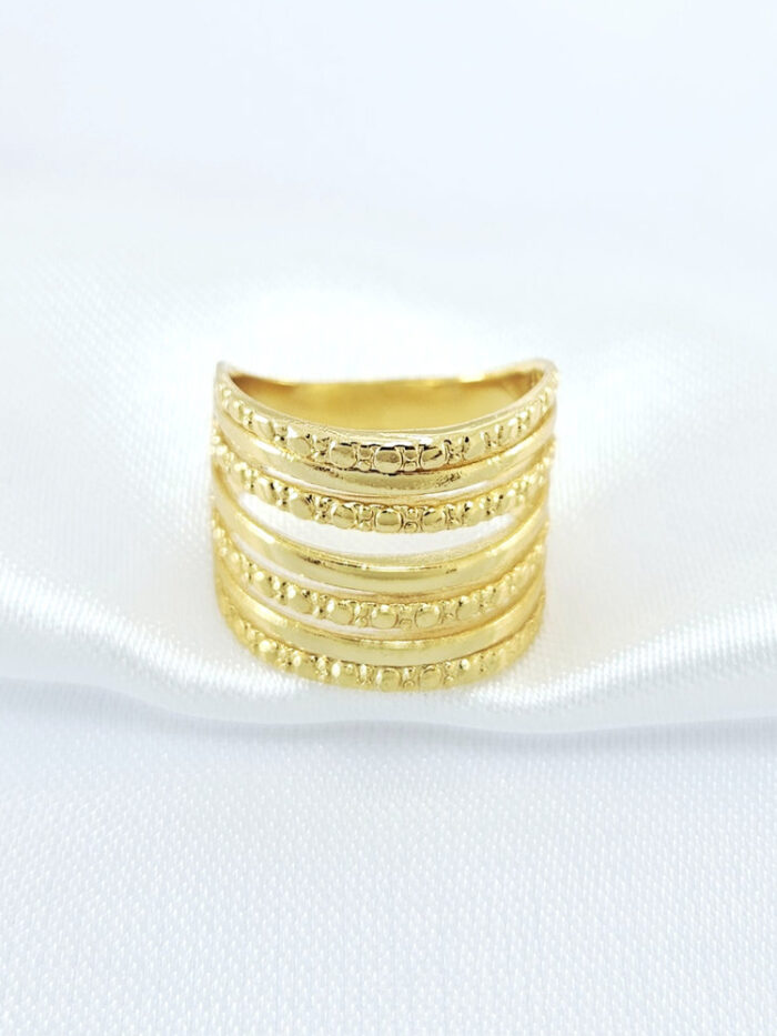 Anel com detalhe liso e fosco