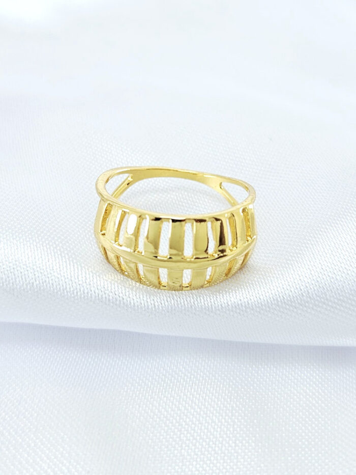 Anel com aros curvados