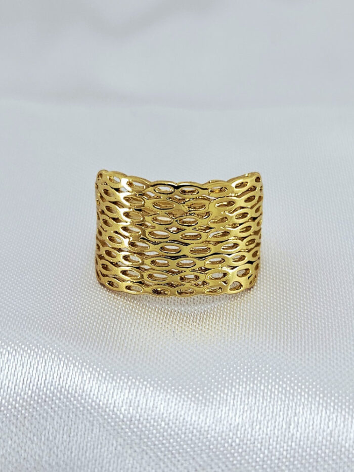 Anel vazado dourado