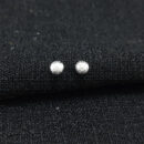 Brinco circulo prateado detalhado