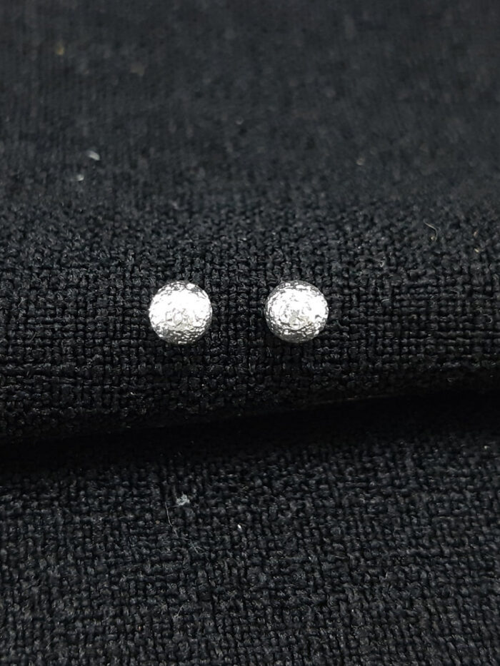 Brinco circulo prateado detalhado