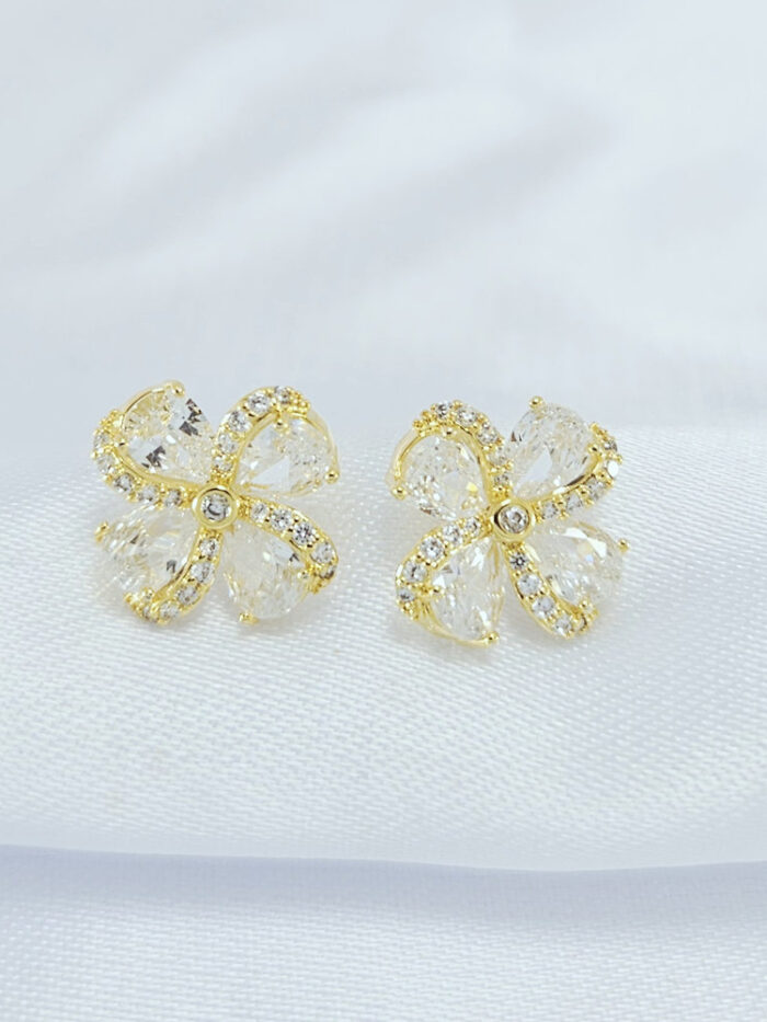 Brinco quatro petalas cravejadas