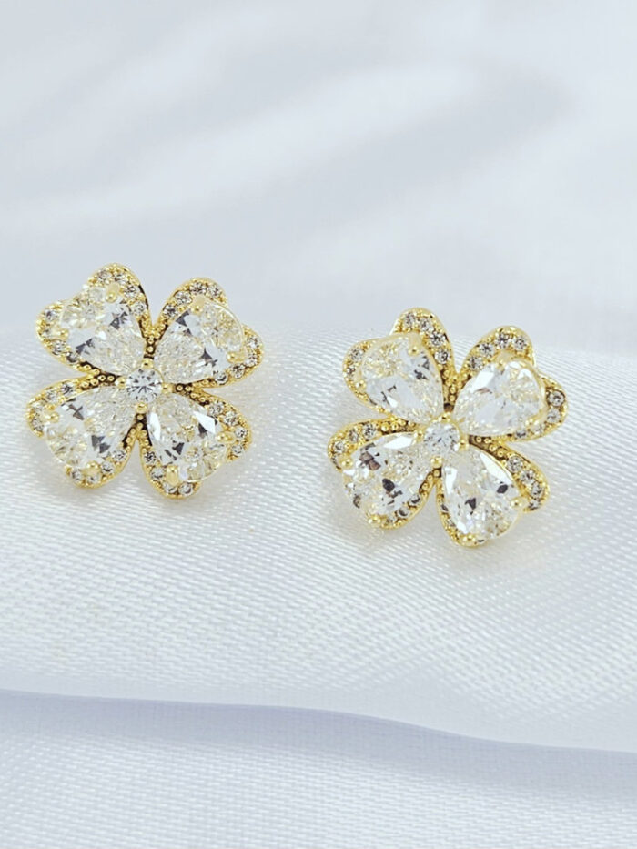 Brinco trevo pedra cristal