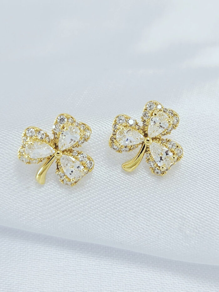 Brinco trevo cravejado