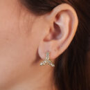 Brinco calda de sereia cravejada evazada