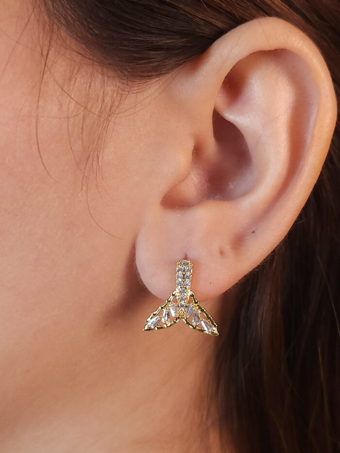 Brinco calda de sereia cravejada evazada