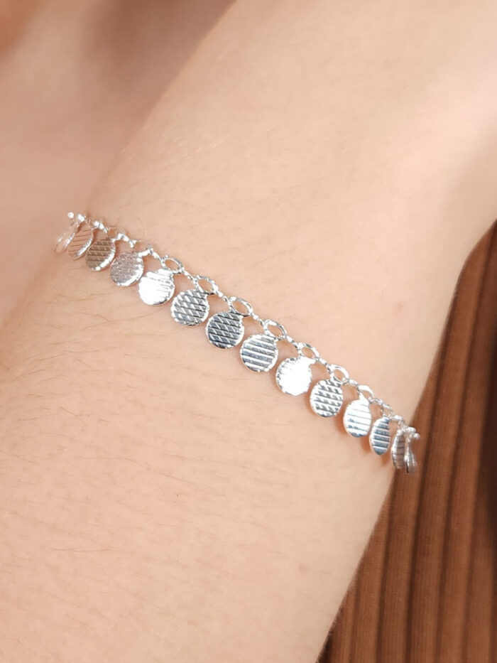 Pulseira elos oval com bolas chapeada e detalhada