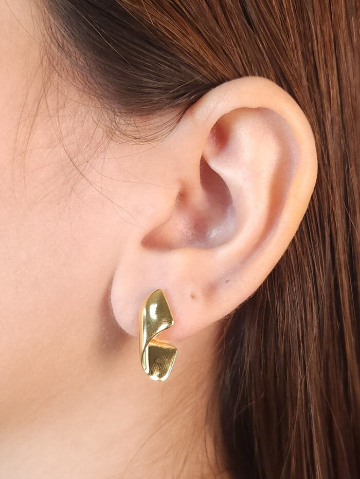 Brinco faixa curvada dourada