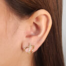 Brinco fios lisos e cravejado com zircônia