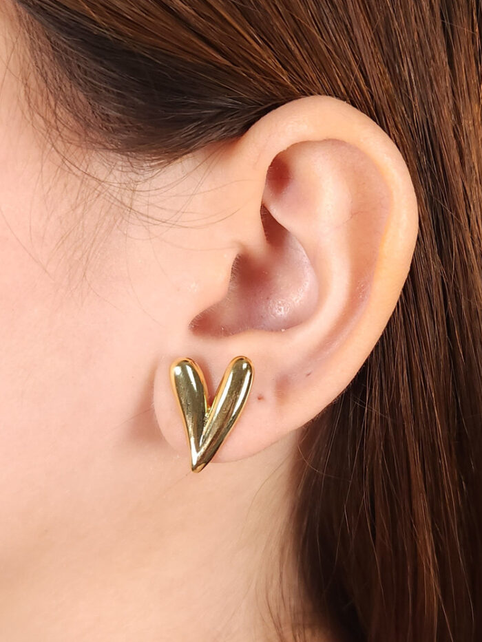 Brinco formato coração liso boleado