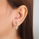 Brinco fio entrelaçado com zircônias