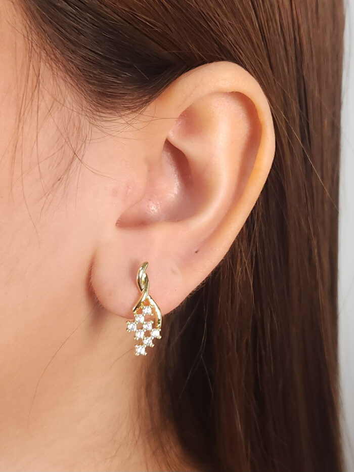 Brinco fio entrelaçado com zircônias