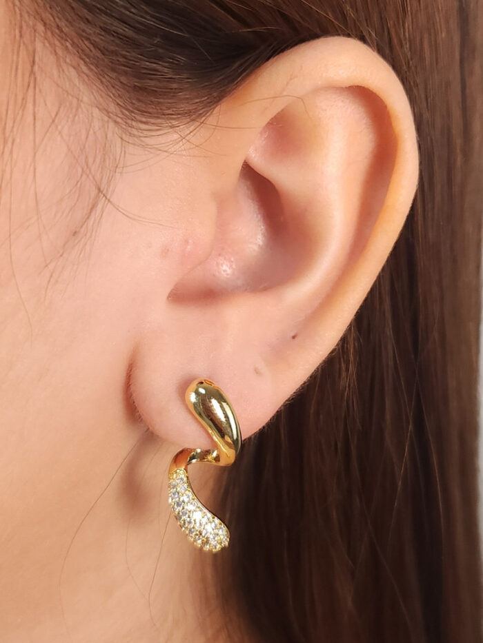 Brinco gota dupla lisa e cravejada