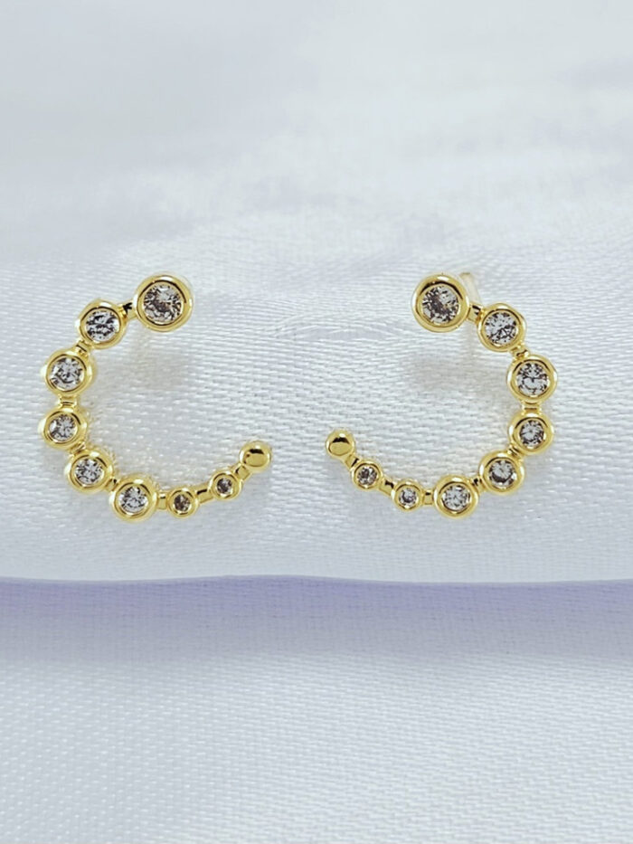 Brinco estilo meia lua com pedra cristal