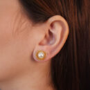 Brinco redondo trabalhado com pérola