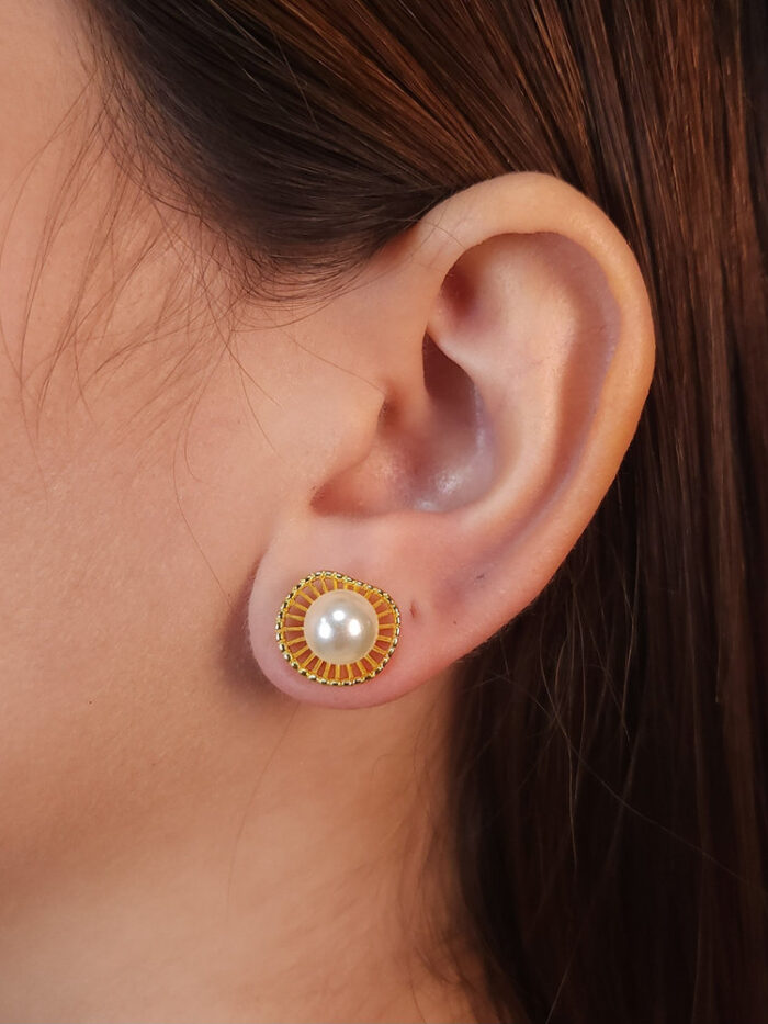 Brinco redondo trabalhado com pérola