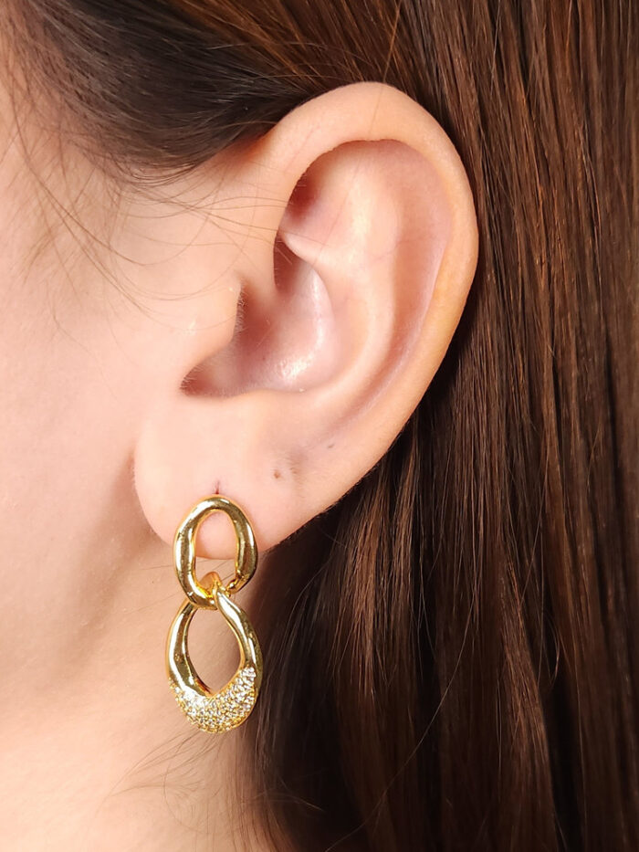 Brinco formato oval vazado detalhado