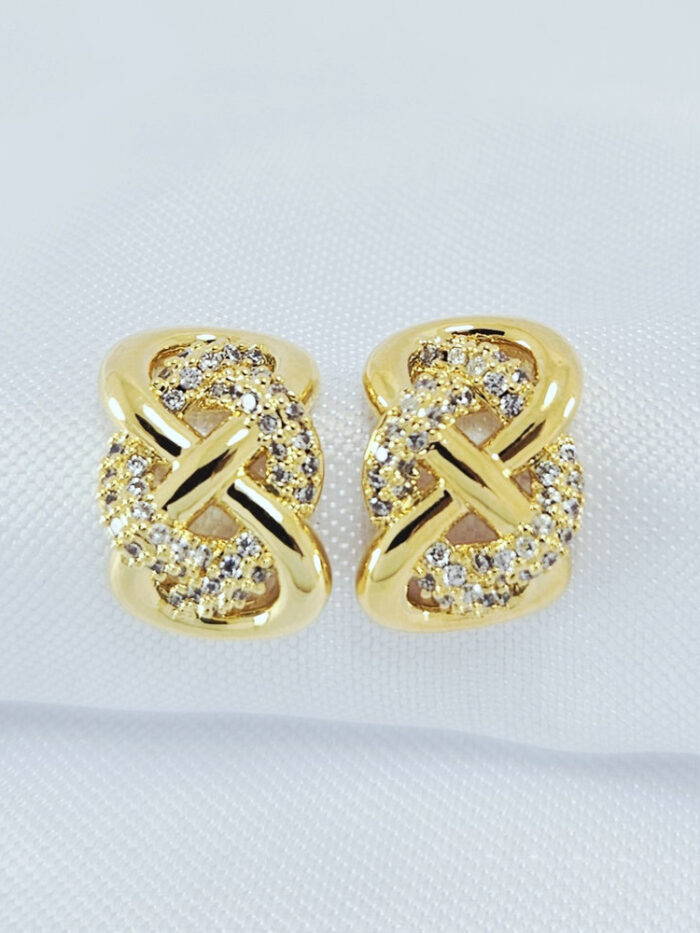 Brinco entrelaçado fio liso e fio detalhado