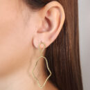 Brinco torcido trabalhado dourado