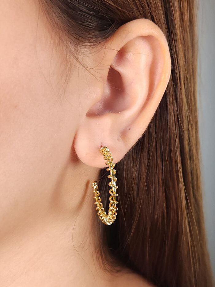 Brinco argola estilo fio mola