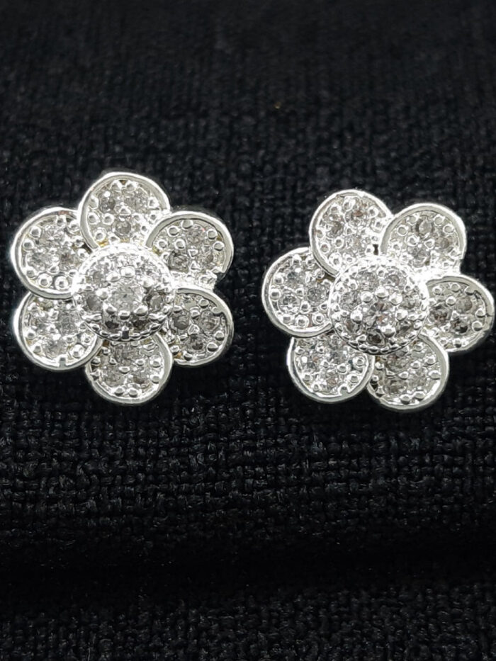 Brinco flor cravejado cristal