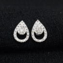 Brinco gota cravejado vazado