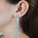 Brinco de strass com fios soltos