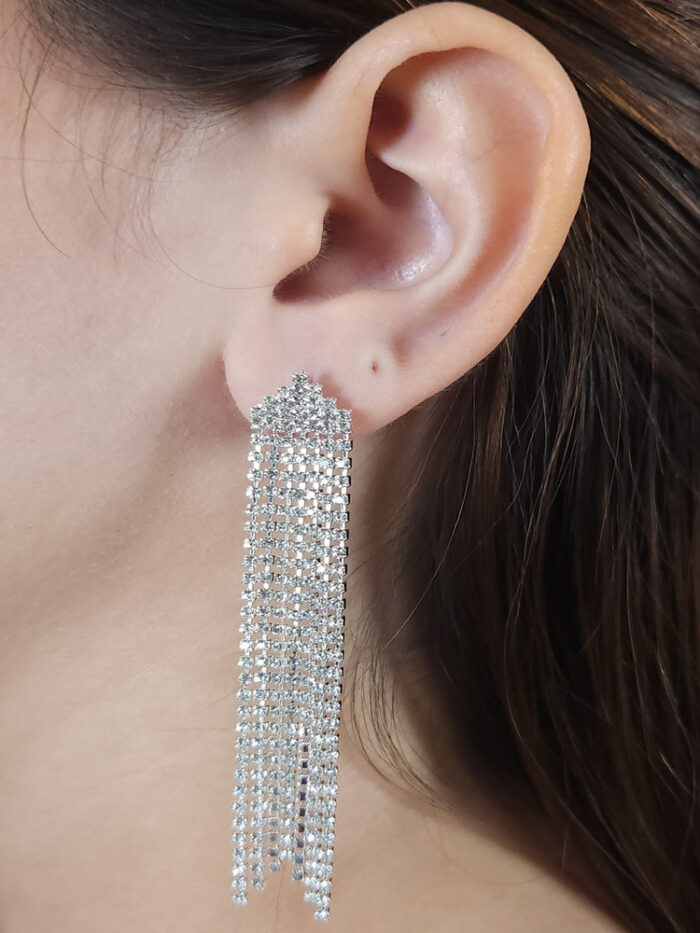 Brinco de strass com fios soltos