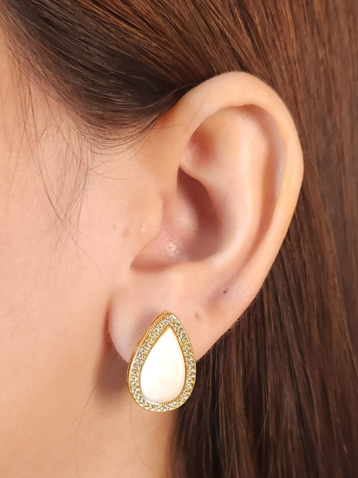 Brinco gota borda cravejado