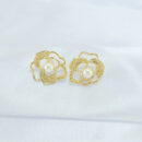 Brinco flor com pérola detalhado vazado
